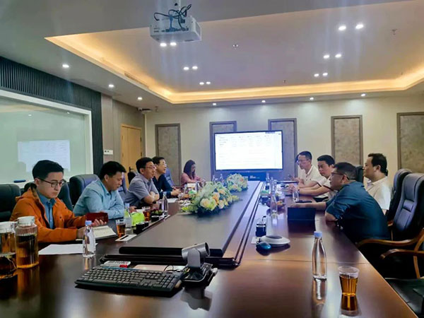 領(lǐng)導(dǎo)們與會(huì)交流中