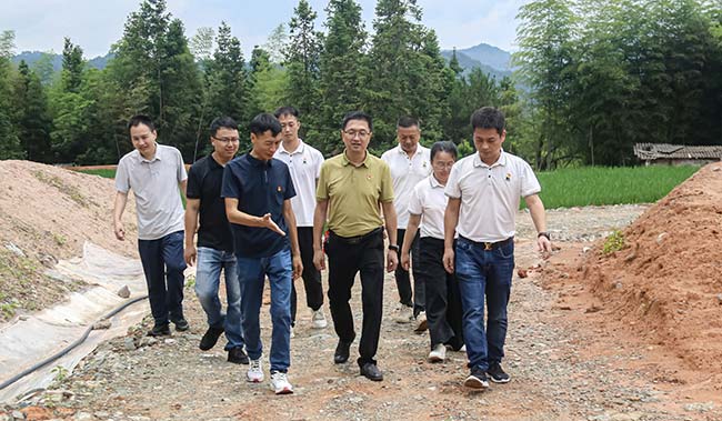 邁貝特深入永春縣曲斗村，開展黨建村企聯(lián)建